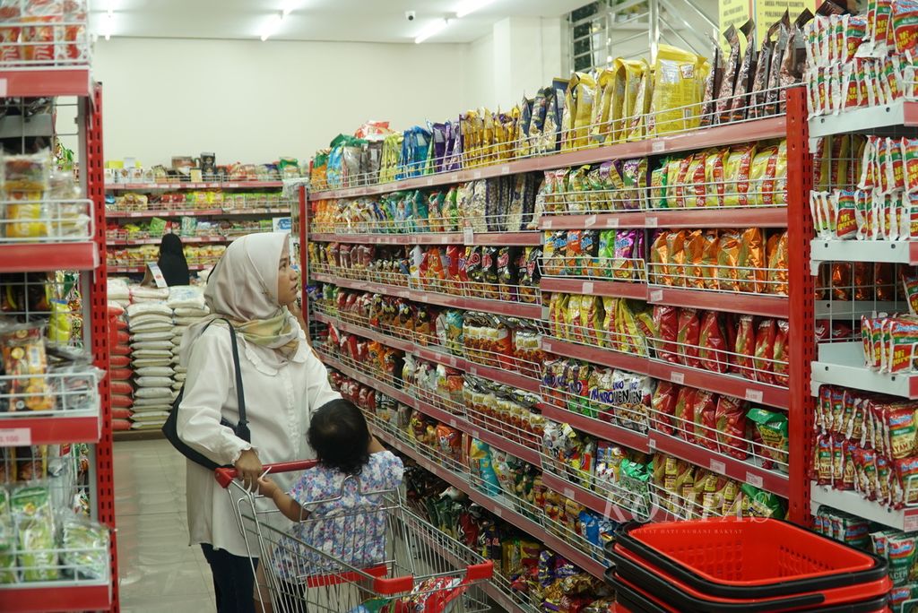 Pembeli mengamati barang-barang yang dijual di Budiman Swalayan cabang Ulak Karang, Kota Padang, Sumatera Barat, Kamis (16/3/2023).