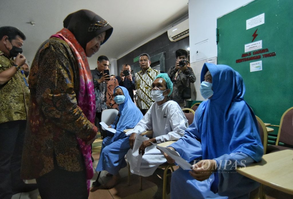 Menteri Sosial Tri Rismaharini saat memantau pasien jelang operasi katarak di RSUP dr Mohammad Hoesin Kota Palembang, Sumatera Selatan, Jumat (24/11/2023).