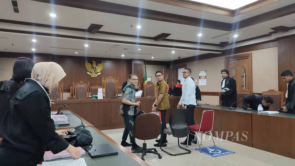 Tiga terdakwa, yakni Muhammad Feriandi Mirza, Elvano Hatorangan, dan Walbertus Natalius Wisang, seusai menjalani sidang pembacaan dakwaan yang dilangsungkan di Pengadilan Tindak Pidana Korupsi Jakarta, Rabu (27/3/2024). 