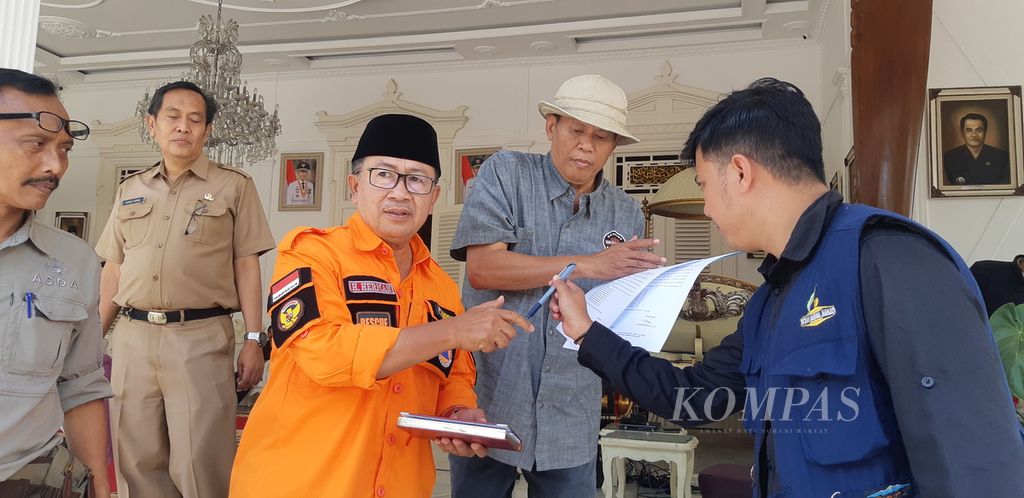 Bupati Cianjur Herman Suherman (tengah) menemui warga di depan kantornya di Kabupaten Cianjur, Jabar, Senin (28/11/2022).