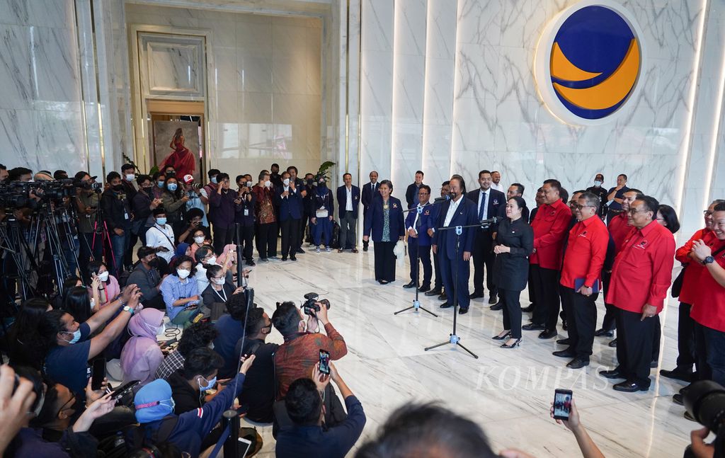 The atmosphere when the Chairperson of the PDI-P DPP Puan Maharani and the General Chair of the Nasdem Party Surya Paloh gave a statement to reporters after their meeting at Nasdem Tower, Jakarta, Monday (22/8/2022).