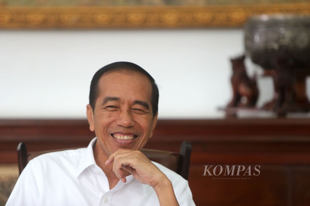 Presiden Joko Widodo menjawab pertanyaan tim<i> Kompas</i> saat wawancara khusus di Istana Kepresidenan Bogor, Kota Bogor, Jawa Barat, Kamis (3/11/2022). Wawancara khusus ini terkait dengan persiapan pelaksanaan KTT G20 dan situasi politik Tanah Air jelang Pemilu 2024. 