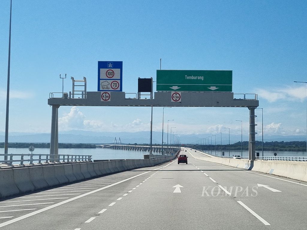 Jembatan Sultan Haji Ali Omar Saifuddien (SOAS) membentang sepanjang 30 kilometer di atas laut dan hutan rawa di Brunei Darusallam. Jembatan tersebut adalah jembatan terpanjang di ASEAN. Jembatan kerjasama Brunei dan  China itu menghubungkan Bandar Sri Begawan dan Distrik Temburong. Jembatan tersebut memangkas waktu perjalanan dari dua jam menjadi kurang dari 30 menit. Jembatan SOAS dibangun tahun 2014 dan selesai Bulan Maret tahun 2020.