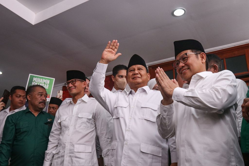 Ketua Umum Partai Gerindra Prabowo Subianto (kedua dari kanan) dan Ketua UmumPKB Muhaimin Iskandar (kanan) menyapa wartawan di Sekretariat Bersama Gerindra-PKB, Jakarta, Senin (23/1/2023). 