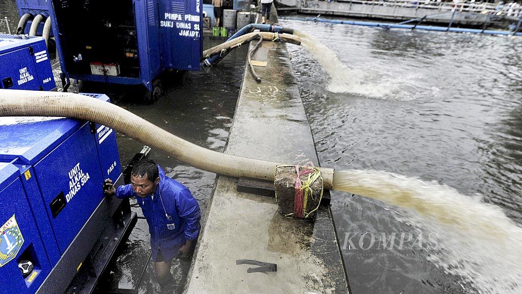 Sebanyak lima mesin pompa mobile dioperasikan untuk menyedot banjir yang menggenangi Jalan Patra Raya, Duri Kepa, Kebon Jeruk, Jakarta Barat, Senin (13/11). Hujan lebat yang turun menjelang sore hari itu menyebabkan sejumlah lokasi di Jakarta dilanda banjir.