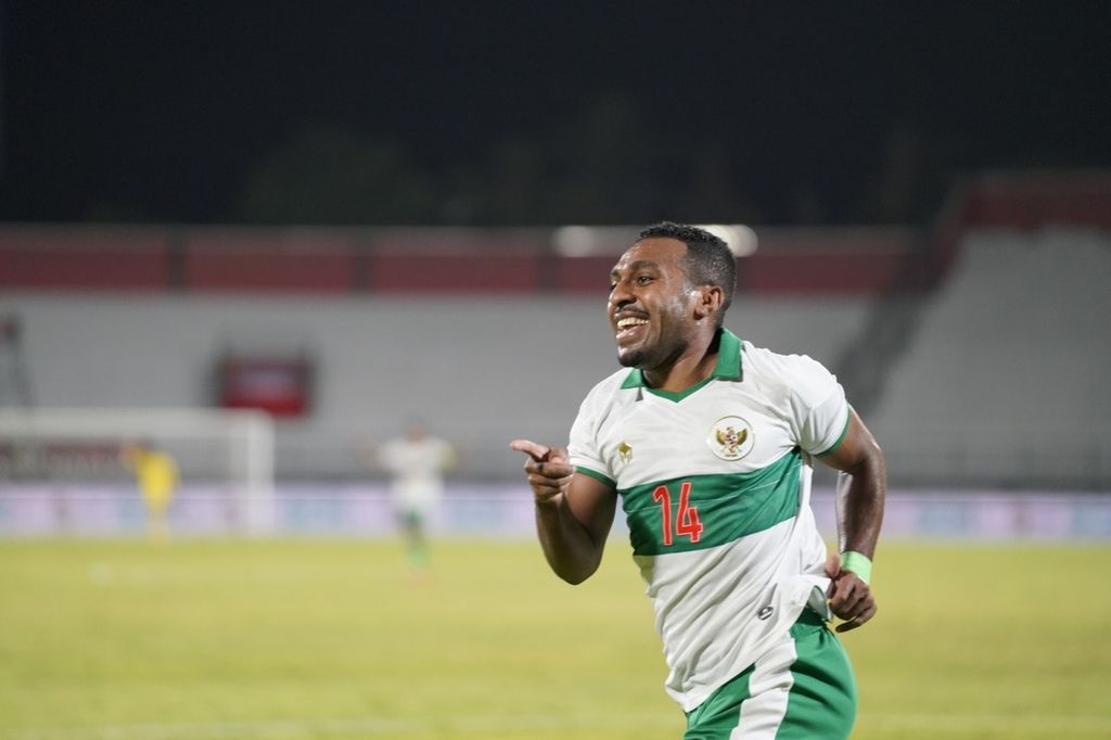 Penyerang sayap Terens Puhiri merayakan gol perdananya untuk timnas Indonesia ke gawang Timor Leste pada laga uji coba internasional, Minggu (30/1/2022) malam, di Stadion Kapten I Wayan Dipta, Bali. Indonesia menang, 3-0, pada laga itu,