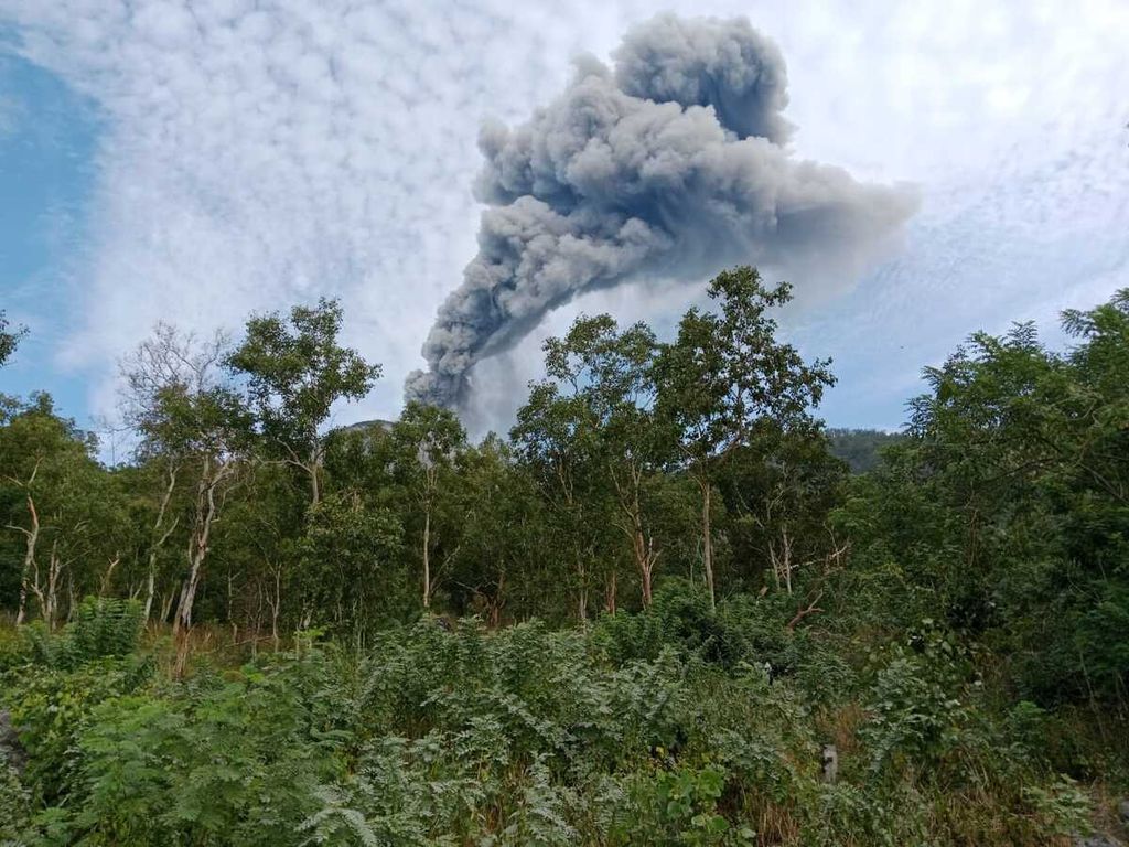 Erupsi Gunung Lewotobi Laki-laki di Kabupaten Flores Timur, Nusa Tenggara Timur, Selasa (4/6/2024).