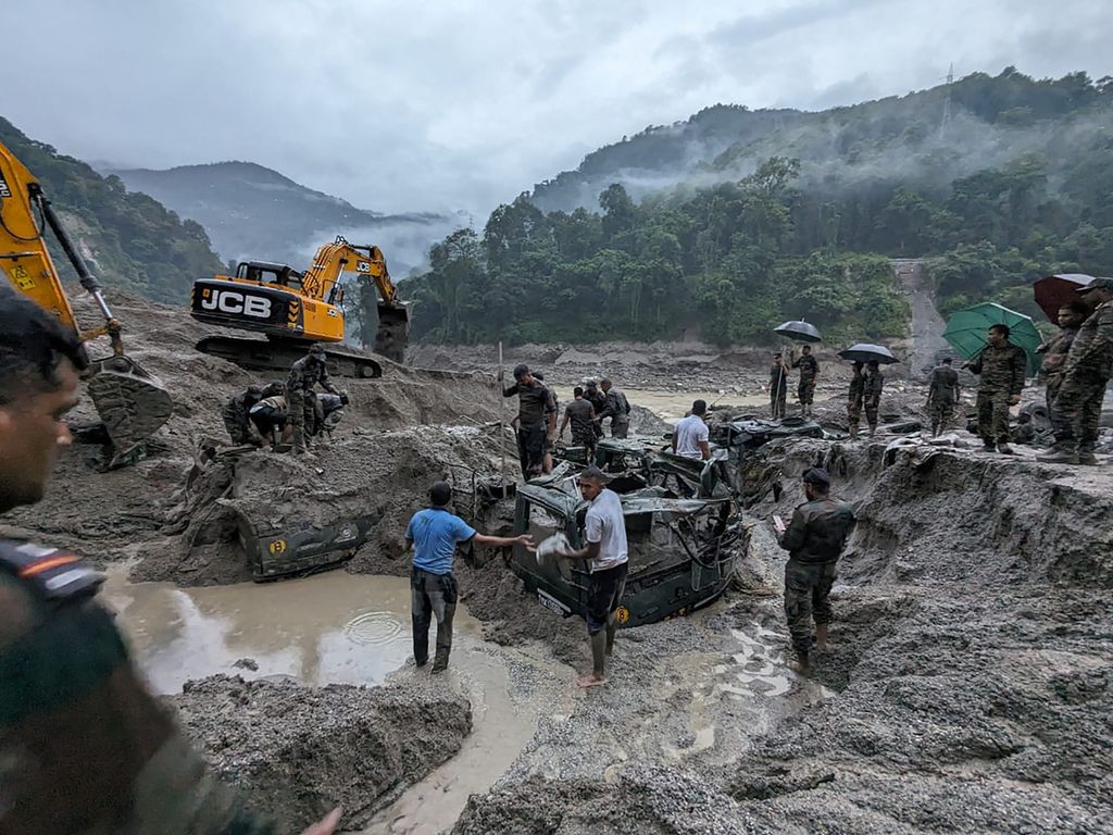 Dalam foto yang disiarkan pada 5 Oktober 2023 ini, tentara India mencari korban banjir bandang di Sikkim.  Banjir itu dipicu pelelehan cepat lapisan es di pegunungan. Es cepat meleleh karena suhu permukaan Bumi terus naik. 