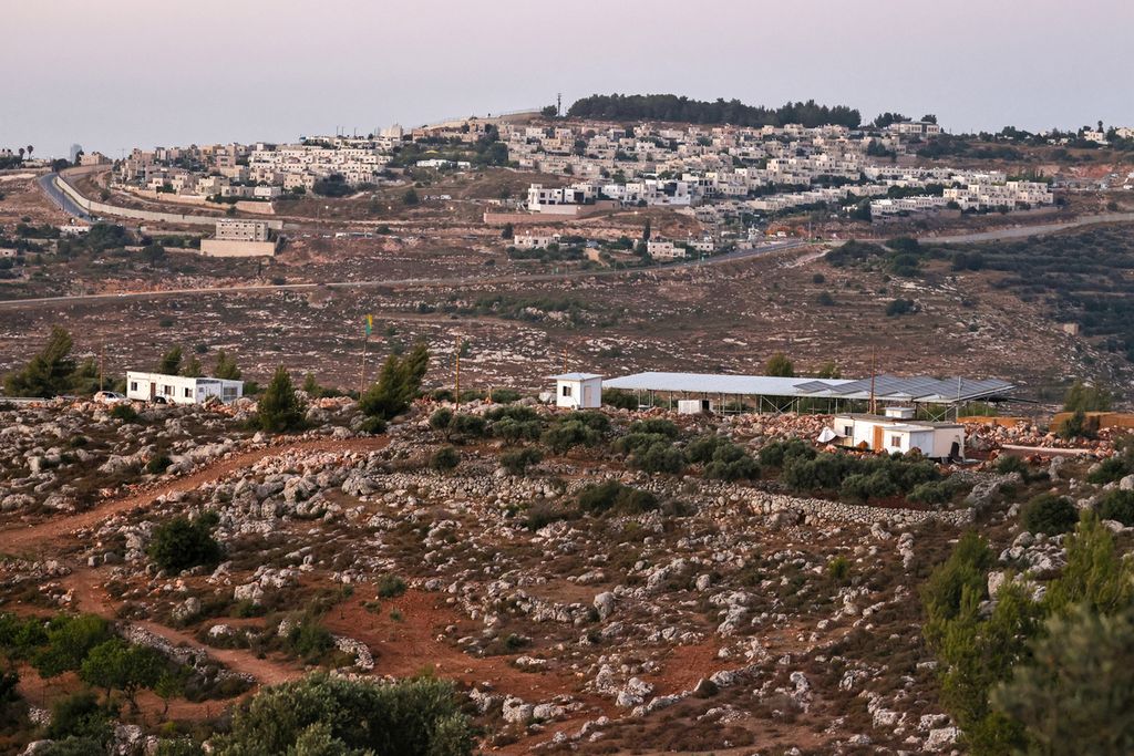 Pos terdepan pemukim Israel (tengah), dengan latar belakang Har Gilo, di Tepi Barat yang diduduki di selatan Jerusalem, Senin (8/7/2024). 