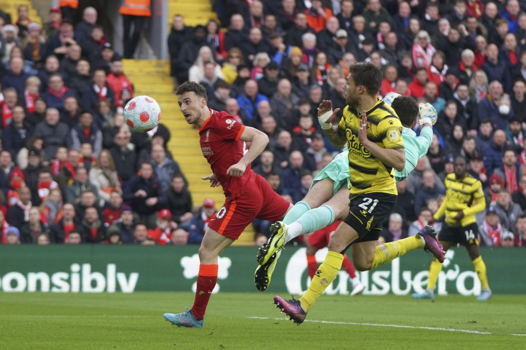 Penyerang Liverpool, Diogo Jota, mencetak gol pembuka timnya saat menghadapi Watford pada laga Liga Inggris di Stadion Anfield, Liverpool, Sabtu (2/4/2022) malam. Liverpool menang, 2-0.