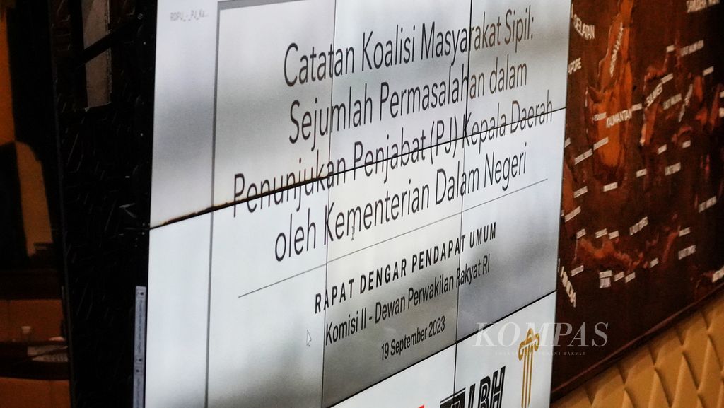 Tampilan layar yang menayangkan tema rapat dengar pendapat antara Komisi II DPR dan Koalisi Masyarakat Sipil di Ruang Rapat Komisi II DPR, Kompleks DPR, Jakarta, Selasa (19/9/2023). Rapat dengar pendapat ini  membahas problematika pengangkatan penjabat kepala daerah, termasuk dari unsur TNI-Polri.