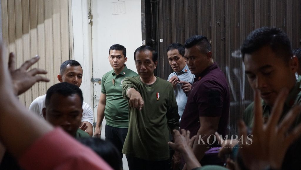 Presiden Joko Widodo menunjuk warga yang akan ia beri amplop saat berjalan-jalan di Malioboro, Yogyakarta, Kamis (29/6/2023) malam.