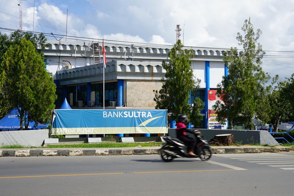 Pengendara melintas di depan kantor pusat Bank Sultra di Kendari, Sulawesi Tenggara, Senin (7/6/2021). Penyidik kepolisian sedang melakukan penyidikan kasus penggelapan dana kas sebesar Rp 9,6 miliar di kantor Bank Sultra Konawe Kepulauan.