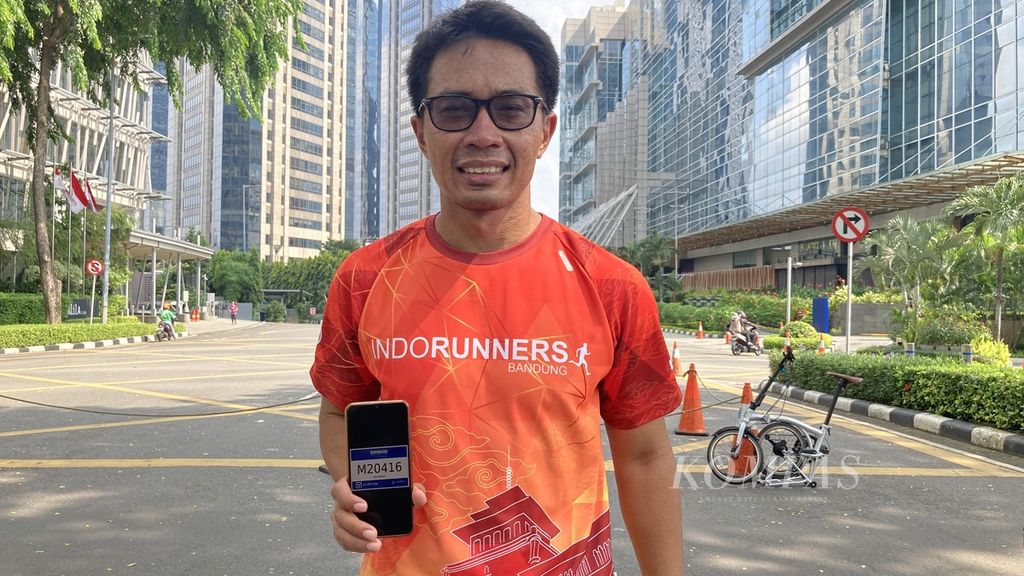 Ilustrasi : Risky Samiono (38), peserta lari virtual Borobudur Marathon 2020, menunjukkan nomor lari atau "bib" miliknya, Minggu (15/11/2020) di kawasan SCBD, Jakarta. Ia adalah satu dari sekian banyak peserta Borobudur Marathon 2020 yang berlari di kawasan itu.