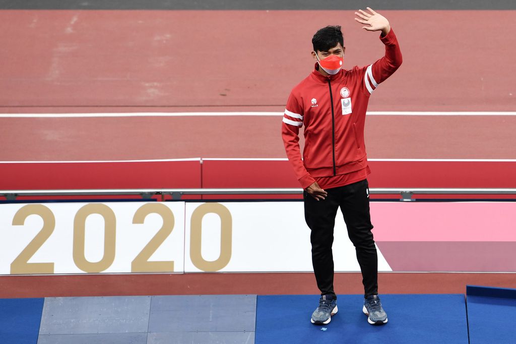 Pelari Indonesia, Sapto Yogo Purnomo, berpose sebelum penyerahan medali perunggu dalam nomor lari 100 meter T37 Paralimpiade Tokyo 2020 di Stadion Nasional Tokyo, Jepang, Jumat (27/8/2021). Sapto meraih medali perunggu setelah finish di posisi ketiga dengan catatan waktu 11,31 detik. 