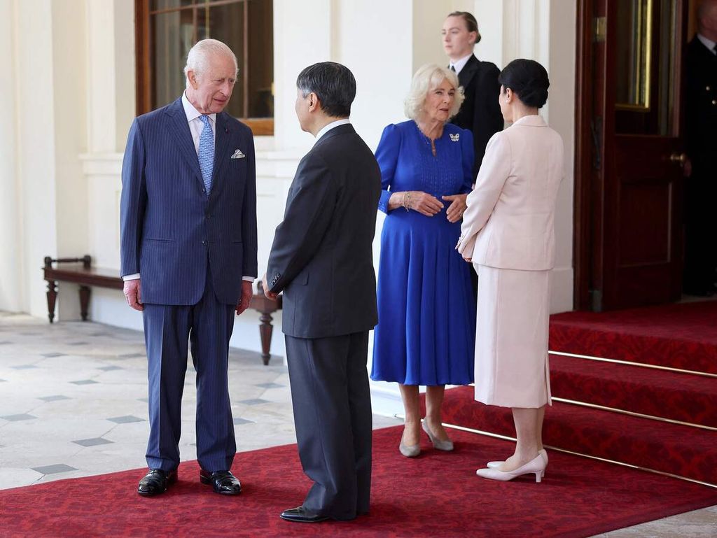 Raja Inggris Charles III mengucapkan kata perpisahan kepada Kaisar Jepang Naruhito di Istana Buckingham, London, 27 Juni 2028. 