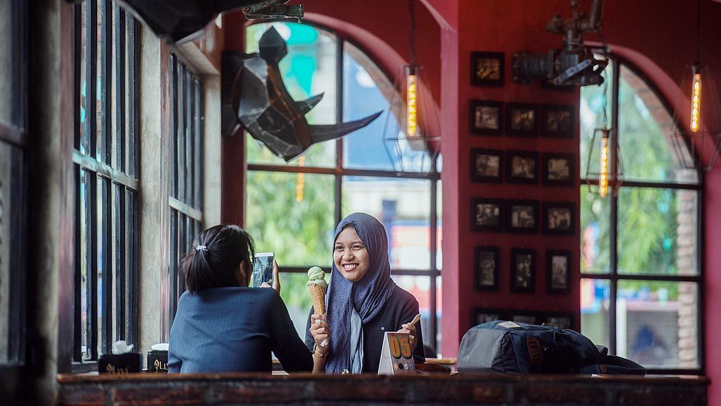  Konsumen membeli gelato di Ciao Gelato, Jalan Affandi, Sleman, DI Yogyakarta, Kamis (16/2).