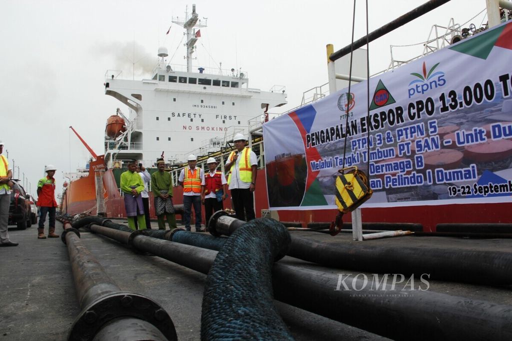 Pengapalan perdana ekspor minyak kelapa sawit mentah (CPO) PT Perkebunan Nusantara (Persero) atau PTPN 3 dan PTPN 5 di Pelabuhan Dumai, Riau, pada 23 September 2018. 