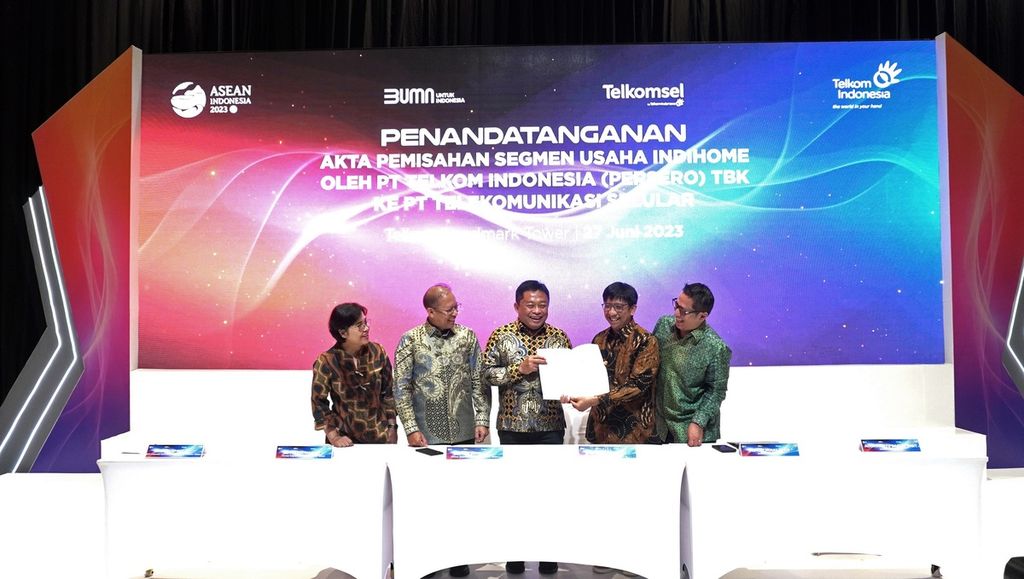 (Kiri-kanan) Direktur Enterprise &amp; Business Service Telkom FM Venusiana R, Direktur Keuangan dan Manajemen Risiko Telkom Heri Supriadi, Direktur Utama Telkom Ririek Adriansyah, Direktur Utama Telkomsel Hendri Mulya Syam, Direktur Sales Telkomsel Adiwinahyu B. Sigit dalam Acara Penandatanganan Akta Pemisahan Segmen Usaha IndiHome oleh PT Telkom Indonesia (Persero) Tbk ke PT Telekomunikasi Selular (Telkomsel) di Jakarta, Selasa (27/6/2023), di Jakarta.