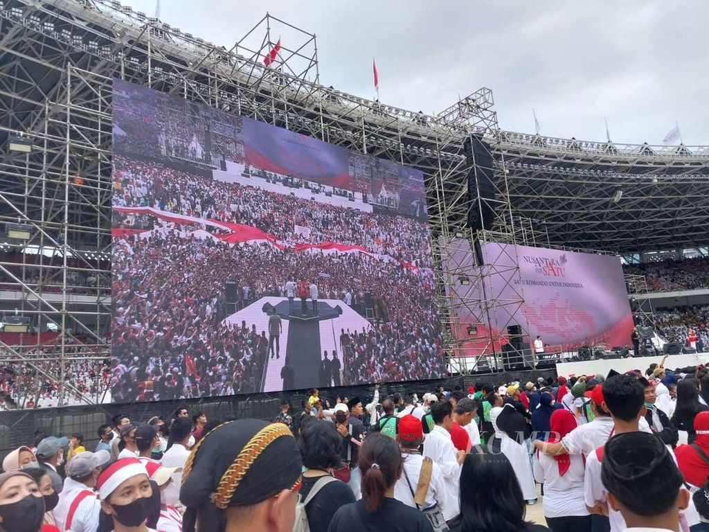 Presiden Joko Widodo pada acara Nusantara Bersatu, Satu Komando untuk Indonesia yang digelar Gerakan Nusantara Bersatu dari simpul-simpul sukarelawan Jokowi, di Stadion Utama Gelora Bung Karno, Jakarta, Sabtu (26/11/2022).