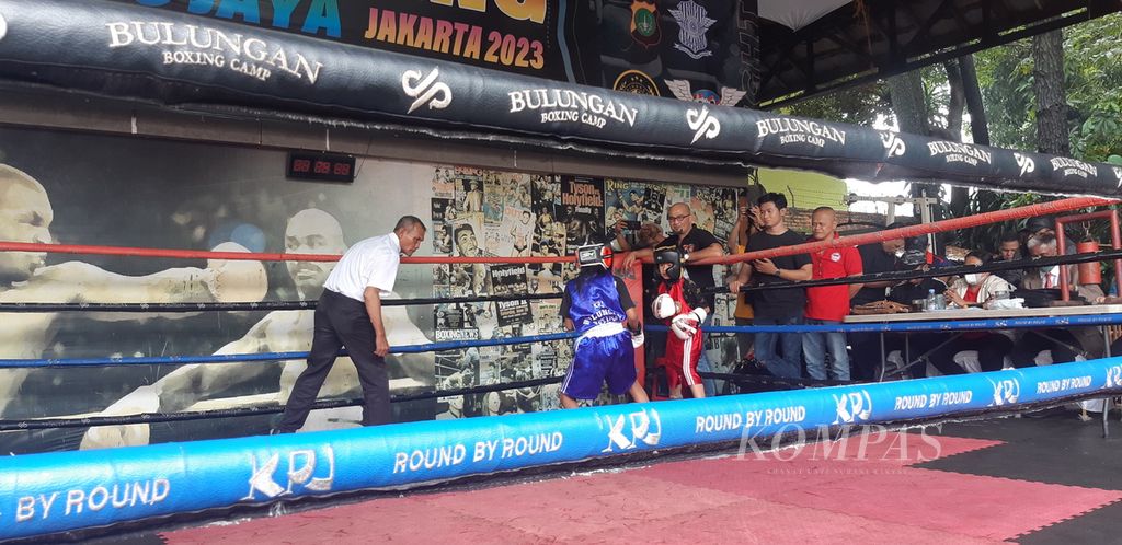 Pertandingan <i>street boxing</i> kelas anak-anak yang diselenggarakan di Kelompok Penyanyi Jalanan Bulungan Boxing Camp, Kebayoran Baru, Jakarta Selatan, Minggu (26/2/2023).