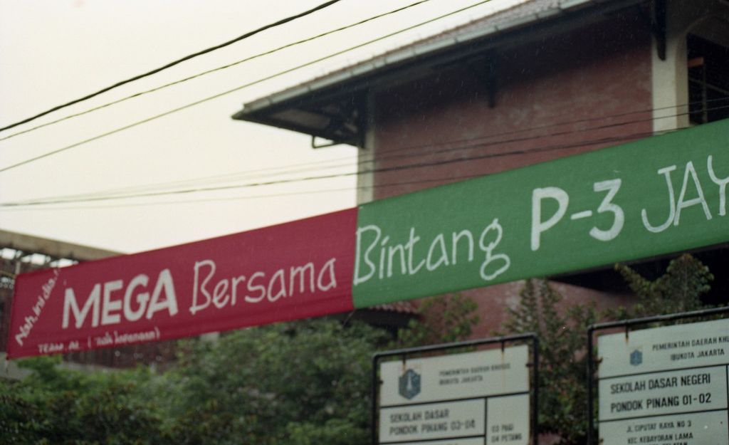Spanduk Mega-Bintang terpasang di salah satu sudut di Jakarta, Minggu (11/5/1997). 