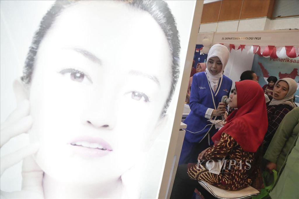 Pengunjung memadati Pameran dan Bazar Kesehatan Wanita (Women Health Expo and Bazaar) di Hotel Grand Sahid Jaya, Jakarta, Sabtu (3/8/2019). Pameran diisi pemeriksaan kesehatan dan konsultasi terkait kesehatan wanita, reproduksi, kehamilan, tumbuh kembang anak, dan kecantikan. 