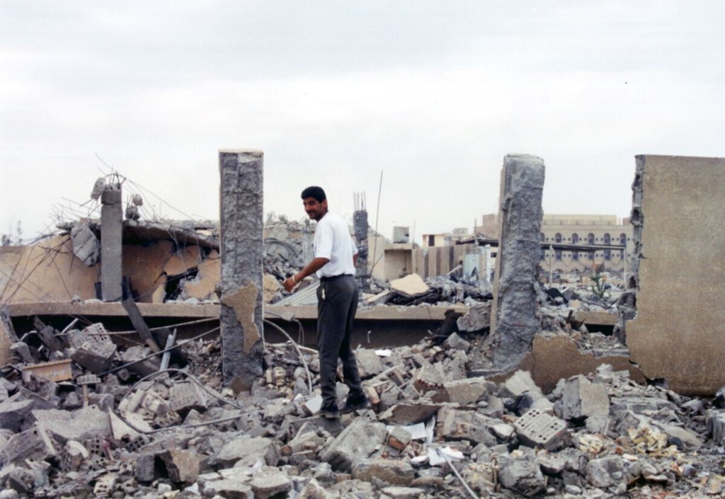 Reruntuhan Gedung di irak akibat serangan militer Amerika Serikat tahun 2003.