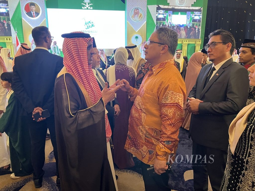 Duta Besar Arab Saudi Faisal Abdullah al-Amudi (kedua dari kiri) berbincang dengan Direktur Timur Tengah Direktorat Jenderal Asia Pasifik dan Afrika Kementerian Luar Negeri Bagus Hendraning Kobarsyih pada malam resepsi Hari Nasional Ke-93 Arab Saudi di Jakarta, Senin (25/9/2023). 