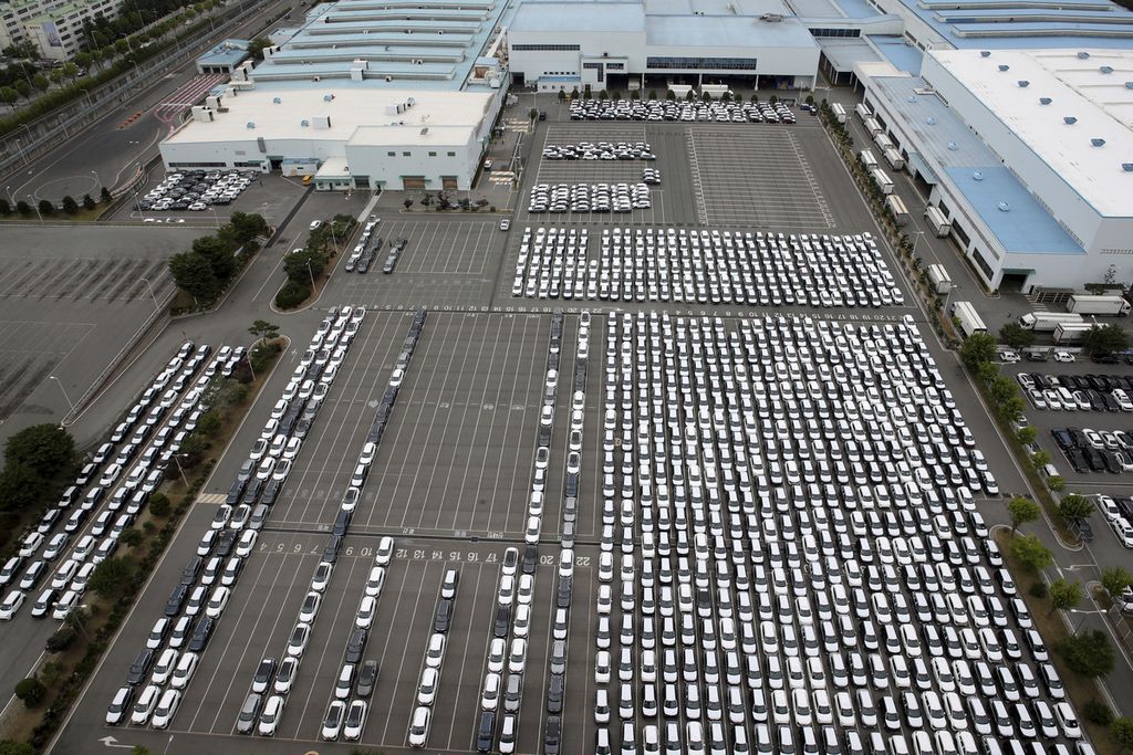 Mobil-mobil Kia Motors Corps menanti diangkut di area pabrik di Gwangju, Korea Selatan, Senin (13/6/2022), di tengah berlangsungnya unjuk rasa para sopir truk dalam sepekan terakhir.
