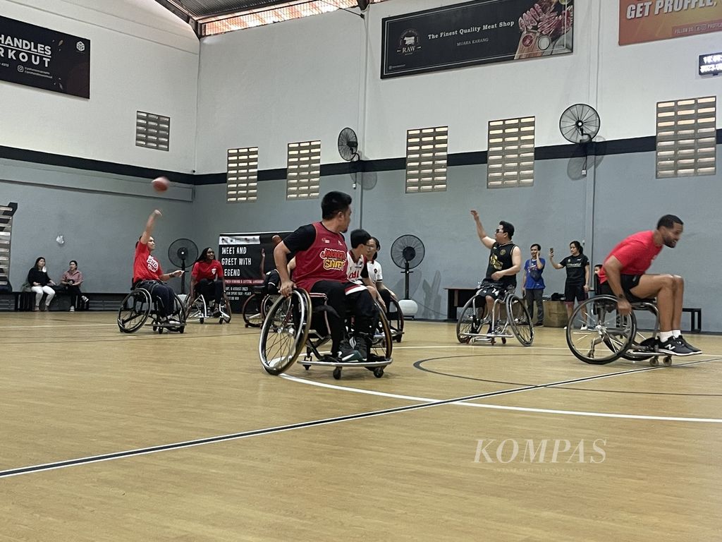 Pemain bola basket kursi roda dari Jakarta Swift Wheelchair Basketball dan anak-anak dari klub-klub bola basket di Jakarta mengikuti program "Sports Envoy 2023" dari Kedutaan Besar Amerika Serikat di Pluit, Jakarta Utara, Minggu (6/8/2023). 