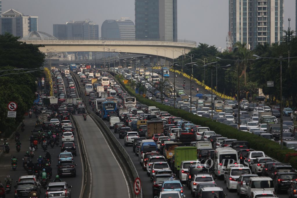 Kemacetan lalu lintas di Jalan Gatot Subroto, Jakarta, saat jam pulang kerja, Jumat (1/4/2022). Kembali normalnya aktivitas warga seiring dengan semakin tingginya angka vaksinasi berimbas pada padatnya lalu lintas di jalanan Ibu Kota, terutama saat jam berangkat dan pulang kantor.