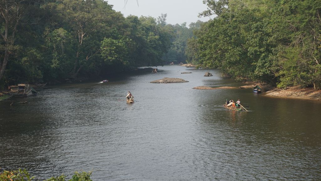 Keindahan Sungai Batang Kawa di Desa Kinipan, Kabupaten Lamandau, Kalimantan Tengah. Sungai bukan hanya menjadi sumber hidup masyarakat di sekitarnya, melainkan juga merupakan identitas budaya Dayak Tomun yang lahir dan hidup di sekitar sungai.