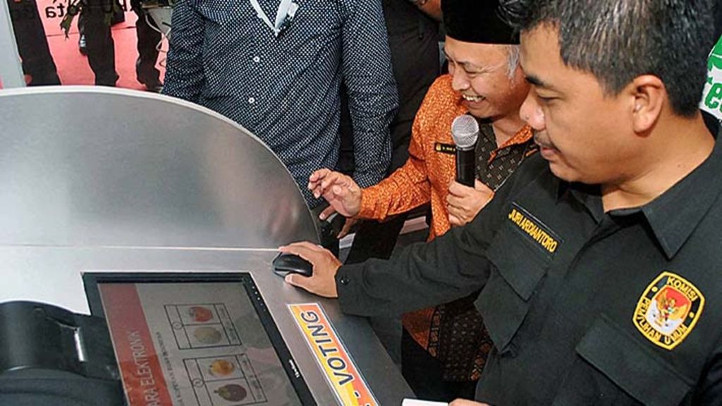 Penyelenggara pemilu mencoba elektronik voting saat peresmian Lawang Pintar Pemilu di Kantor KPU Kota Bogor, Jawa Barat, Sabtu (9/4/2017). 