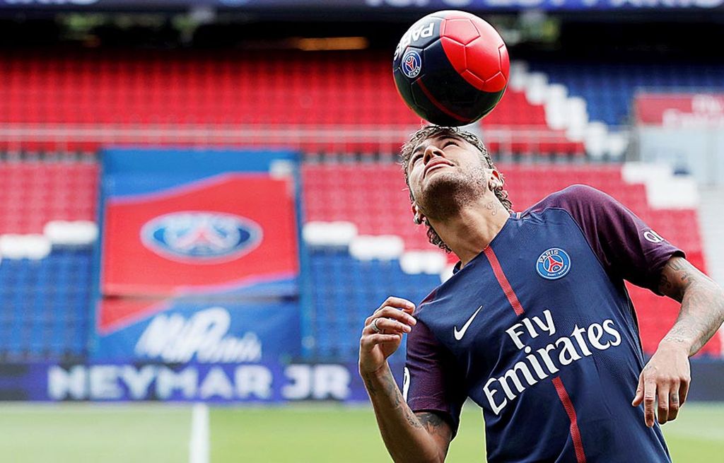 Aksi penyerang  baru tim Paris Saint-Germain, Neymar Jr, saat hadir di Parc de Princes, Paris, Jumat (4/8).    