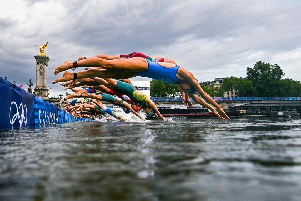 Para atlet putri menjalani lomba renang di Sungai Seine pada nomor triatlon Olimpiade Paris 2024 di Paris, Perancis, Kamis (1/8/2024) dini hari WIB.