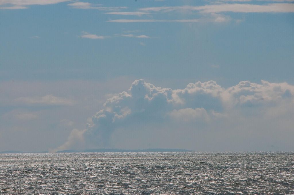 Abu vulkanik Gunung Anak Krakatau terlihat dari pinggir pantai di Desa Pasauran, Serang, Banten, Sabtu (11/4/2020).