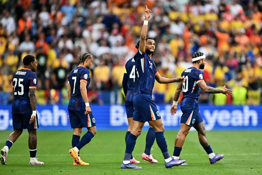 Penyerang Belanda, Cody Gakpo (kedua kanan), merayakan gol ke gawang Romania pada laga 16 besar Piala Eropa 2024 di Muenchen, 2 Juli 2024. Gakpo kembali menjadi andalan saat Belanda bertemu Turki pada laga perempat final, Minggu (7/7/2024) pukul 02.00 WIB. 