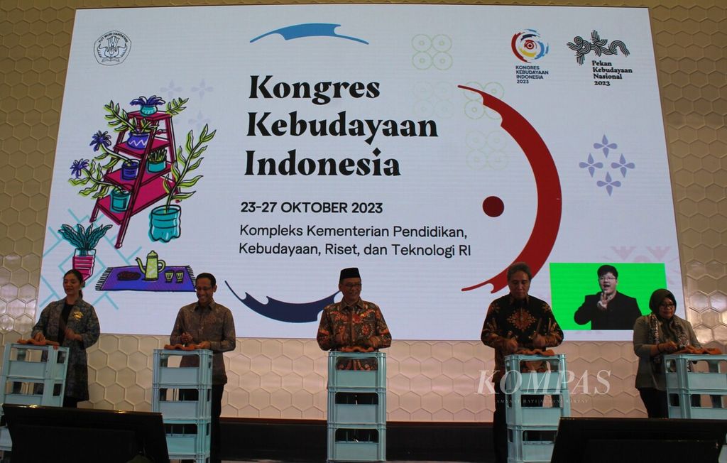 Wakil Ketua Komisi X DPR Abdul Fikri Faqih (tengah) dan Direktur Jenderal Kebudayaan Kemendikbudristek Hilmar Farid (kedua kiri) menghadiri Kongres Kebudayaan Indonesia 2023 di Jakarta, Senin (23/10/2023). 
