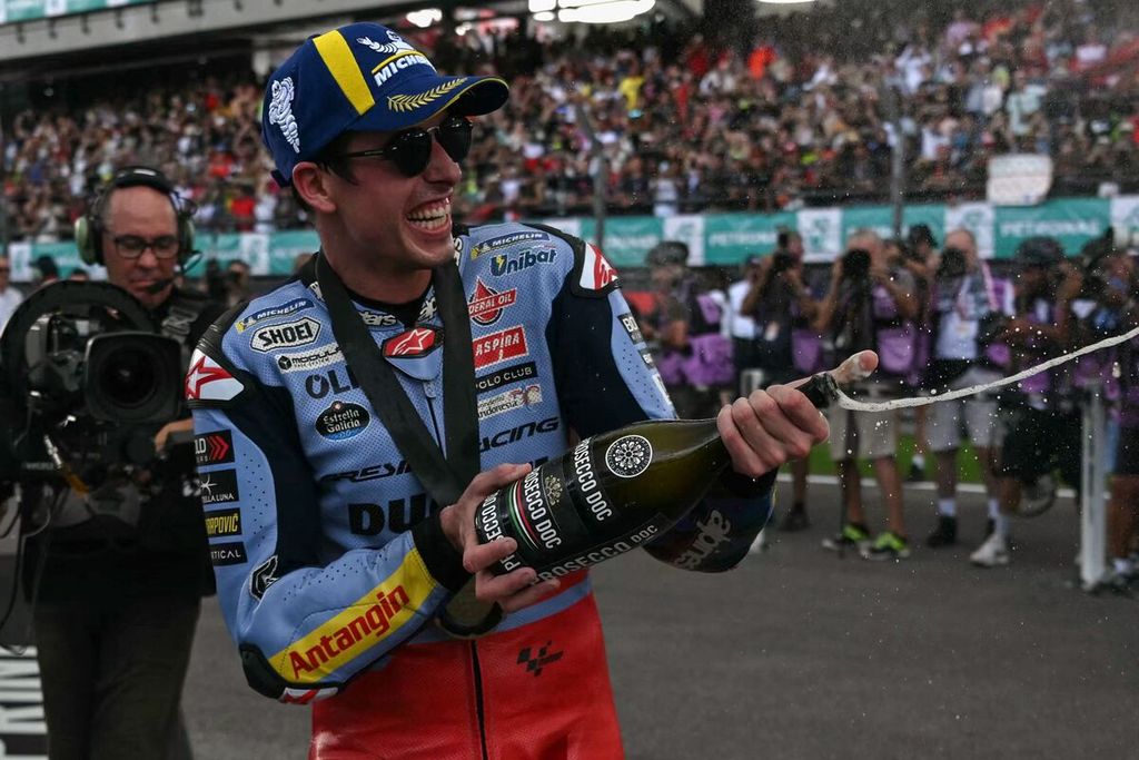 Pebalap tim Gresini Racing, Alex Marquez, merayakan kemenangan pada balapan sprint MotoGP seri Malaysia di Sirkuit Sepang, Sabtu (11/11/2023). 