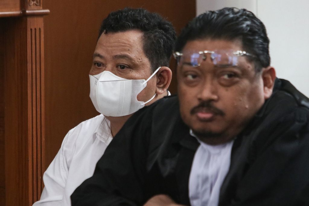 Terdakwa Kuat Ma'ruf (kiri) dan kuasa hukumnya, Irwan Irawan (kanan), mengikuti sidang di Pengadilan Negeri Jakarta Selatan, Senin (2/1/2022). Pengadilan Negeri Jakarta Selatan kembali menggelar sidang lanjutan kasus pembunuhan berencana terhadap Nofriansyah Yosua Hutabarat atau Brigadir J dengan terdakwa Kuat Ma'ruf dan Ricky Rizal. Pada sidang ini, tim kuasa hukum kedua terdakwa menghadirkan ahli pidana dan ahli psikologi sebagai saksi yang meringankan. 