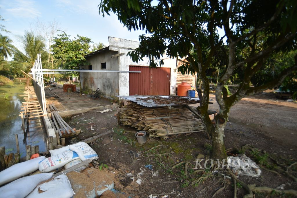 Kurniawan, petani, mulai membangun rumah baru seusai merasakan dampak tingginya harga jual gabah kering di Desa Purwosari, Kecamatan Tanjung Lago, Sumatera Selatan, Senin (26/2/2024).