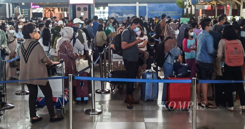 Suasana antrean calon penumpang pesawat di Terminal 3 Bandara Soekarno-Hatta, Cengkareng, Banten, Minggu (8/5/2022). 
