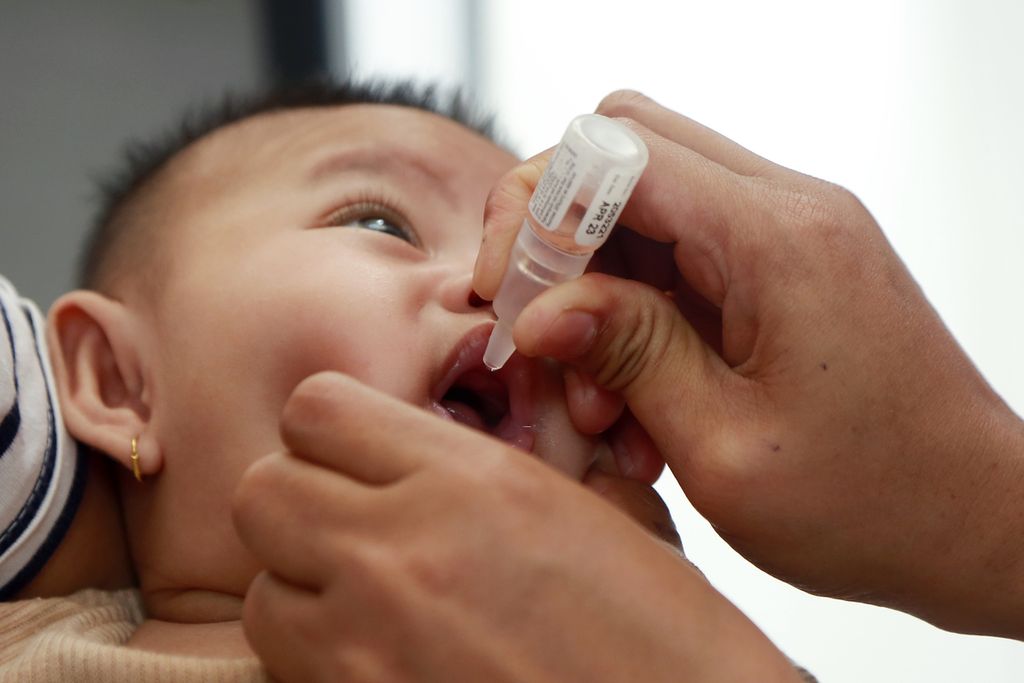Anak balita diberikan vaksin polio tetes (bOPV) di Puskesmas Gambir, Jakarta Pusat, Rabu (7/12/2022). Pemberian vaksin polio suntik sebanyak dua kali dilakukan secara bertahap. Pada tahap awal, vaksin polio ini diberikan kepada tiga provinsi, yakni DKI Jakarta, Banten, dan Jawa Barat, mulai 1 Desember 2022. Kementerian Kesehatan menjadwalkan imunisasi polio dua kali pada bayi serentak pada awal 2023 di seluruh Indonesia.