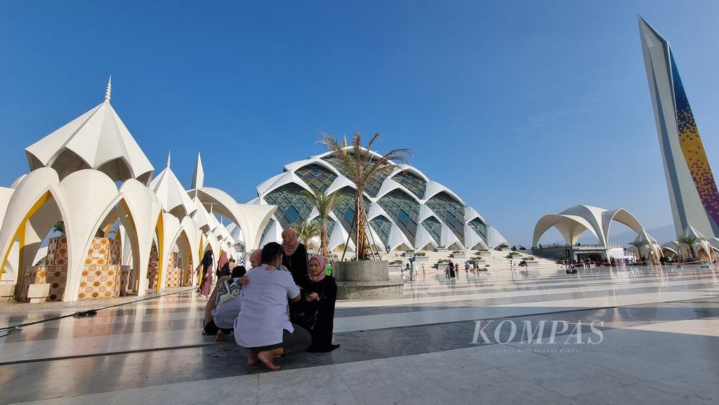 Satu keluarga tampak bercengkerama seusai melaksanakan shalat Idul Fitri 1444 H di Masjid Raya Al-Jabbar, Kota Bandung, Jawa Barat, Sabtu (22/4/2023).