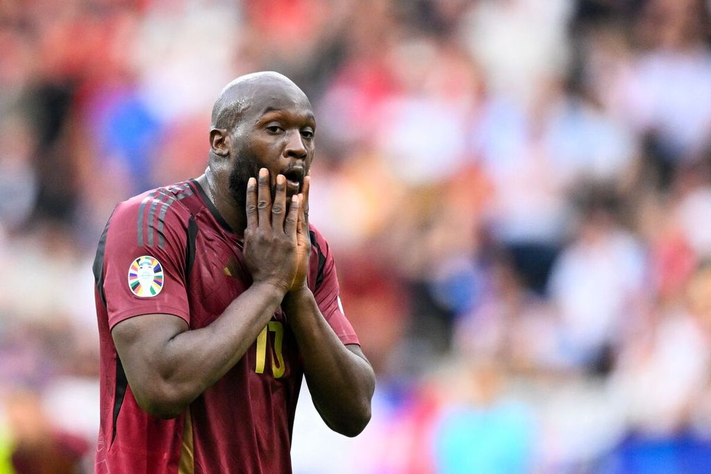 Ekspresi striker Belgia, Romelu Lukaku, seusai kekalahan melawan Slowakia pada laga Grup E Piala Eropa 2024 di Frankfurt, Jerman, pada Senin (17/6/2024). Belgia bertumpu pada ketajaman Lukaku saat melawan Romania, Minggu (23/6/2024) dini hari WIB.