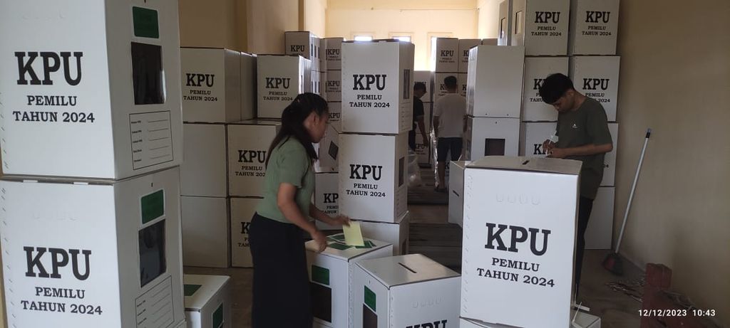 Petugas menyortir logistik pemilu di KPU Kabupaten Sintang, Kalimantan Barat, 12 Desember 2023.