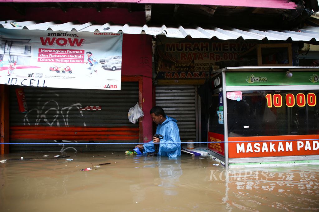 Flooding in the Karet Tengsin sub-district, Tanah Abang, Central Jakarta, on Tuesday (25/2/2020).