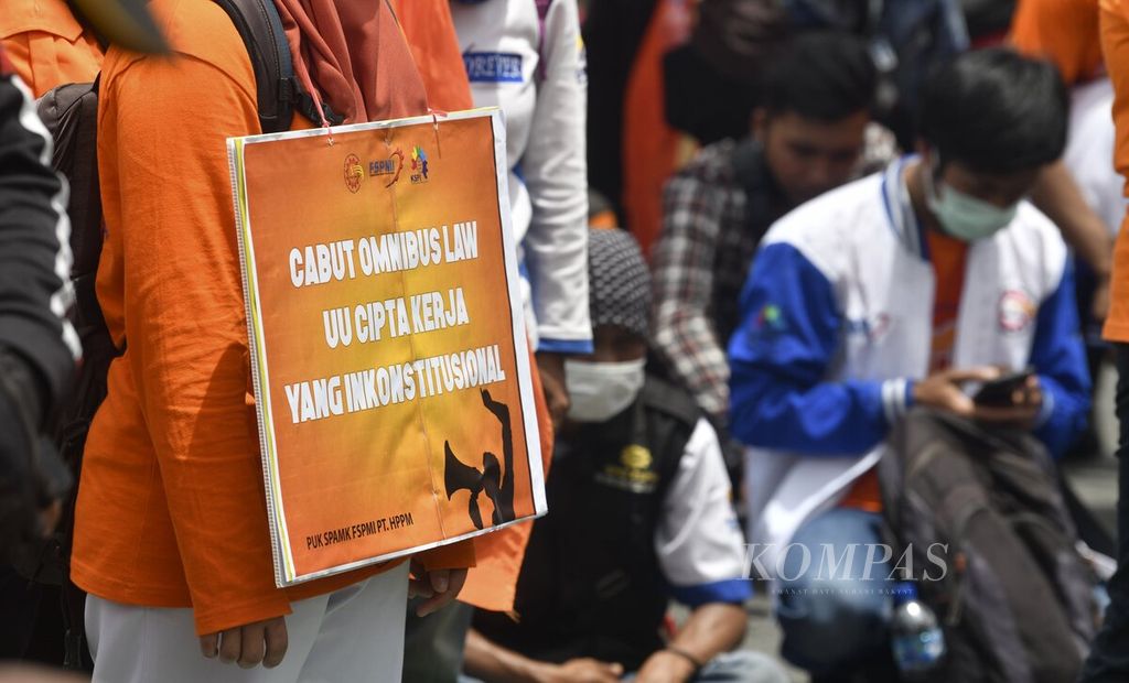 Para buruh kembali berunjuk rasa di depan Gedung DPR, Senayan, Jakarta, Senin (7/2/2022). Massa buruh dari Federasi Serikat Pekerja Metal Indonesia (FSPMI) dan elemen lainnya tetap mengajukan tuntutan menolak UU Cipta Kerja dan meminta revisi UMP/UMK di wilayah selain DKI Jakarta.