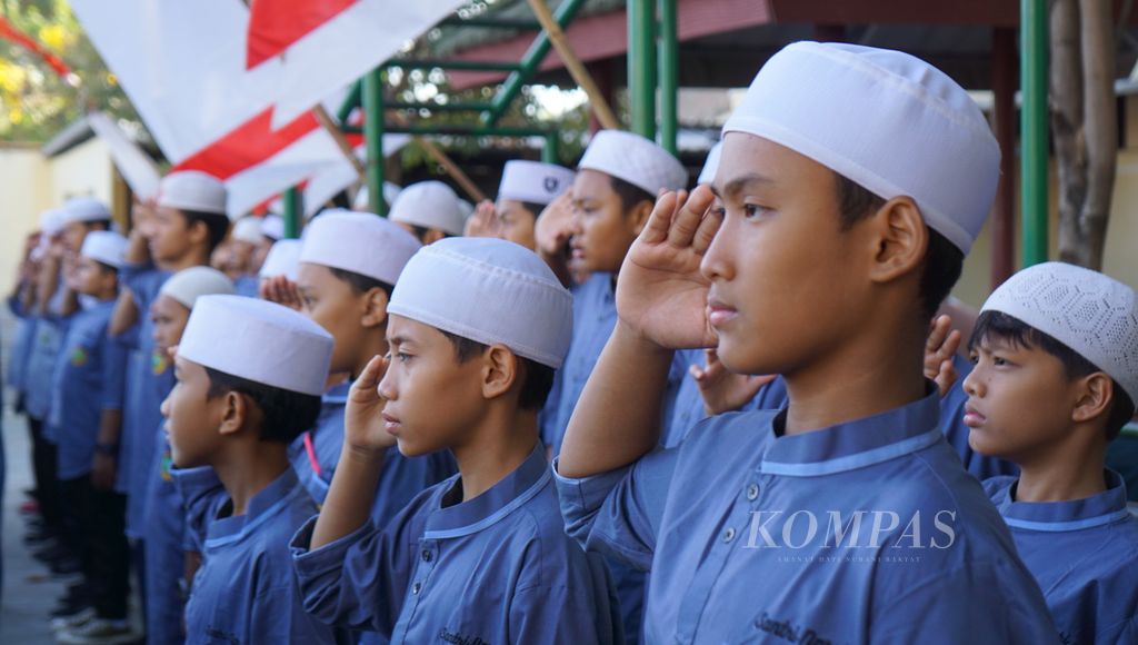 Para santri memberikan hormat dalam upacara peringatan HUT Ke-78 RI di Pondok Pesantren Al Mukmin Ngruki, Kabupaten Sukoharjo, Jawa Tengah, Kamis (17/8/2023). Upacara bendera telah diadakan dua tahun berturut-turut di pondok tersebut. Salah seorang pendiri pondok ialah Abu Bakar Ba’asyir.